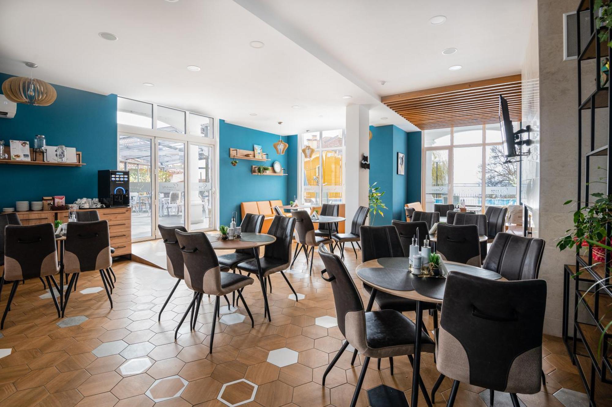 Hotel Samara Baltsjik Buitenkant foto